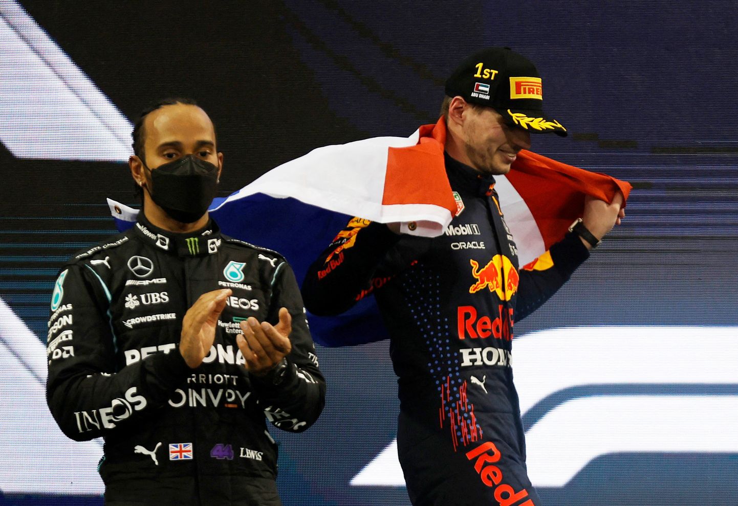 Lewis Hamilton aplodeerimas maailmameistriks kroonitud Max Verstappenile.