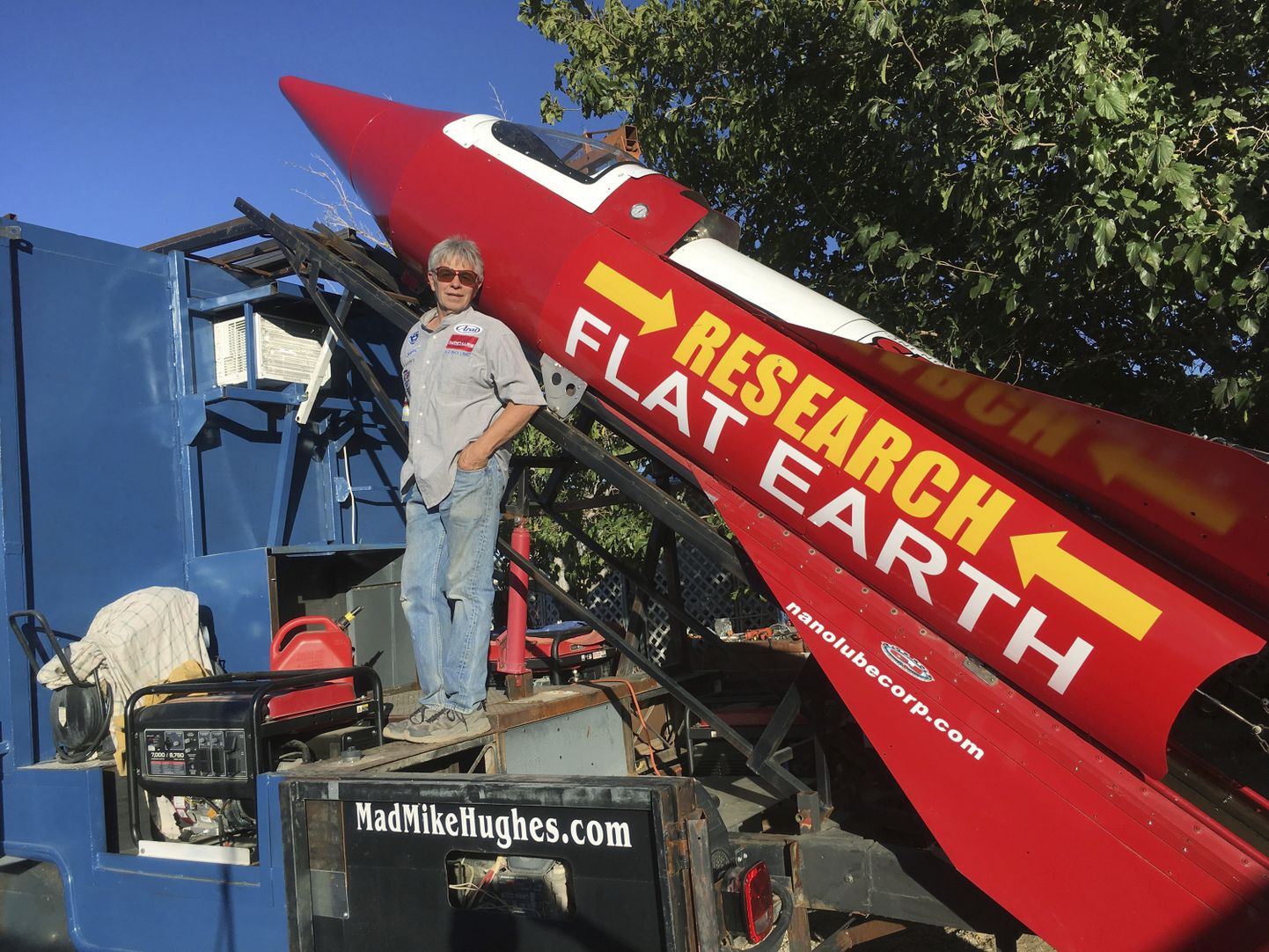 Майк Хьюз с ракетой, сконструированной в 2014 году