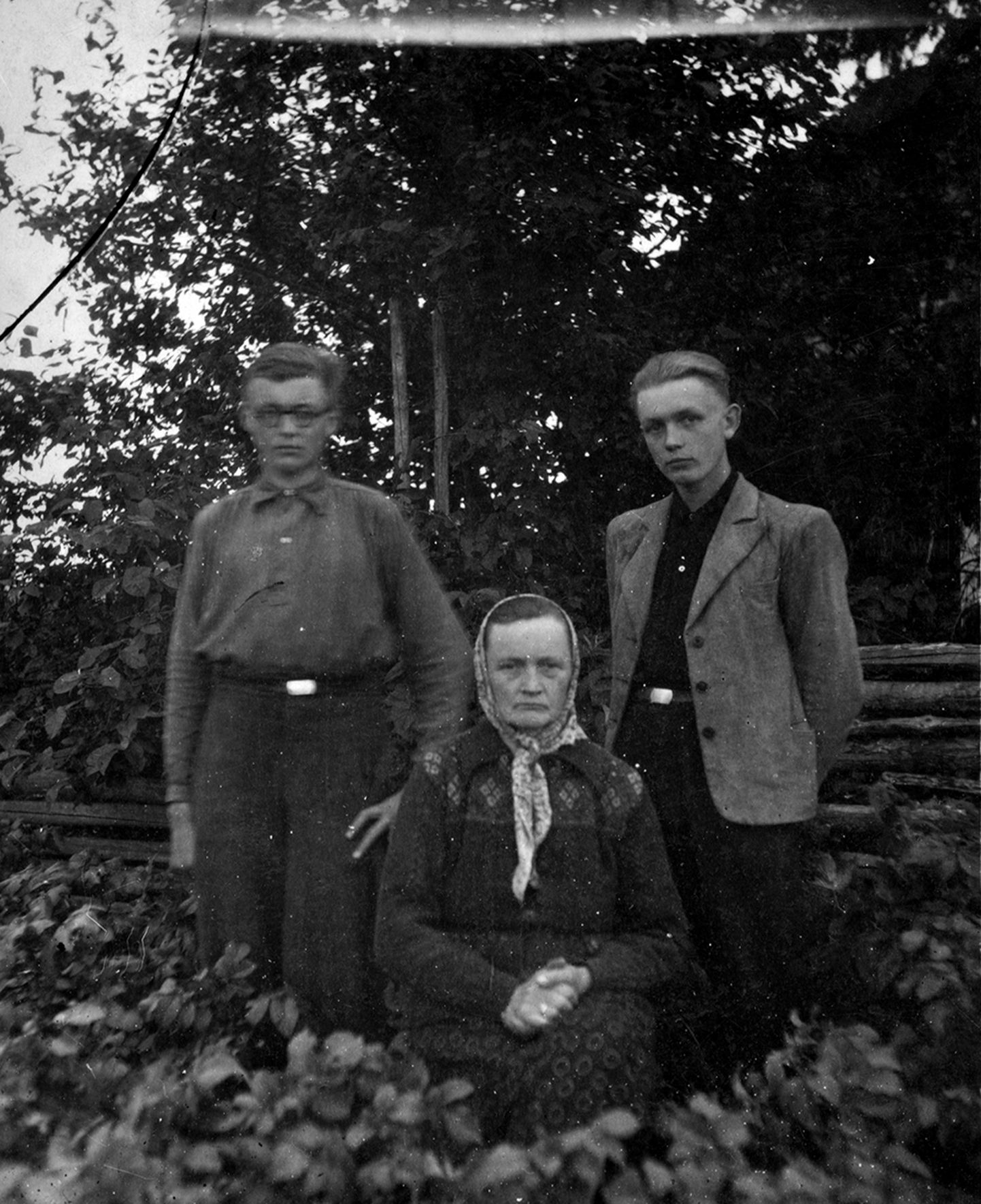 Minna ning ta pojad Enno ja Udo Knaps kodust kaugel Siberis kartulivagude vahel.