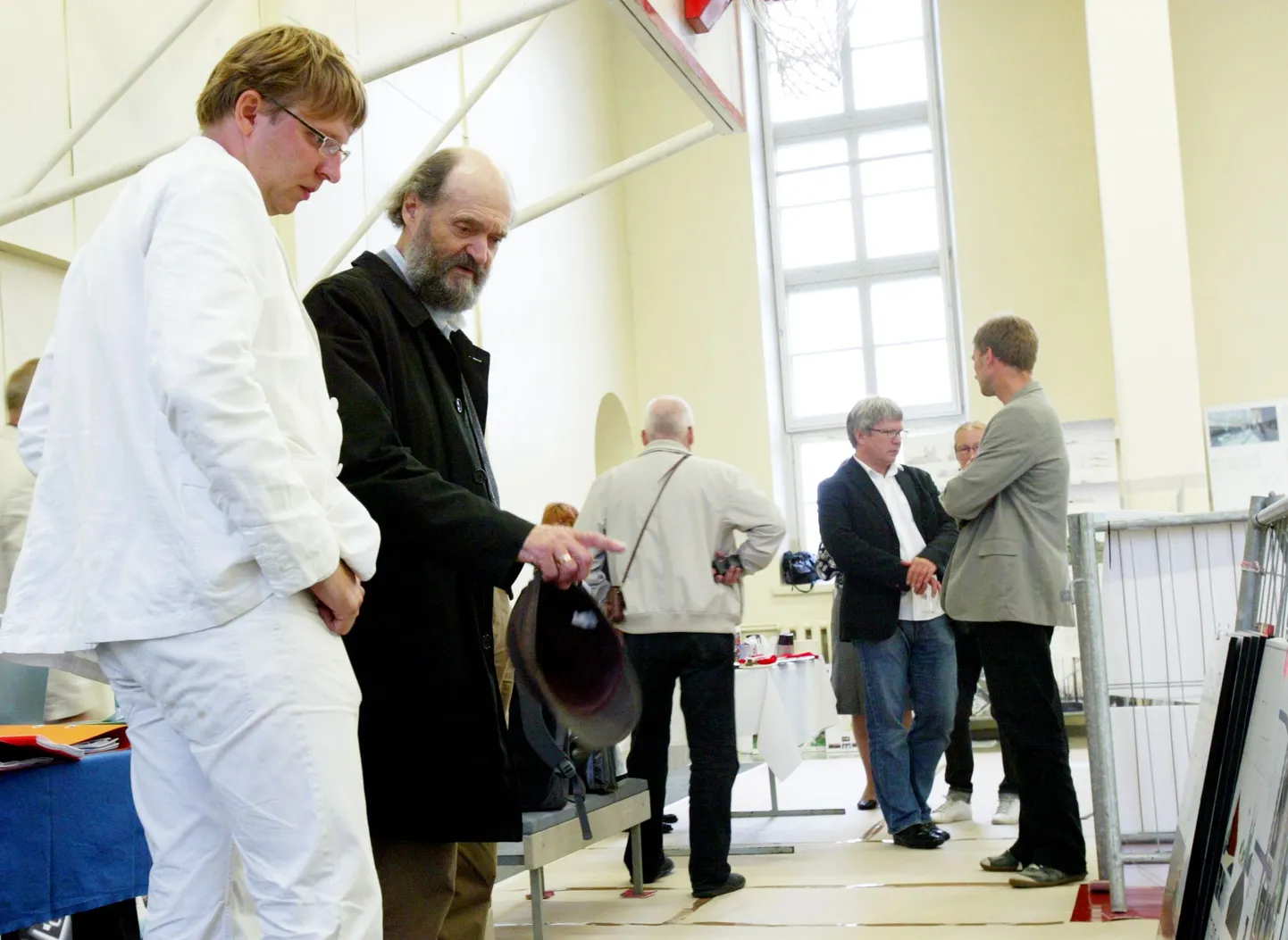 Maestro Arvo Pärt uurib arhitektuurivõistlusele laekunud projekte. Teda kuulab Rakvere linnaarhitekt Raul Järg.