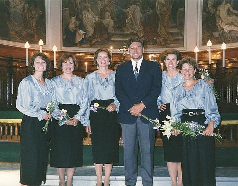 Lindaude pereansambel 1994.aastal Eesti kontsertreisi ajal Kaarli kirikus. (Vasakult) Juulia, Reet, Ellen, Peet, Linda ja Rosemarie. Puuduvad Paul ja Juhan.