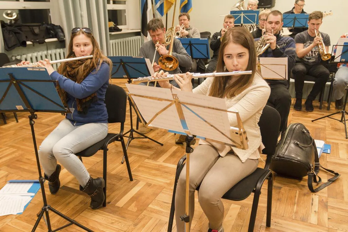 Kaitseliidu Pärnu maleva orkester Saxon lugusid harjutamas.