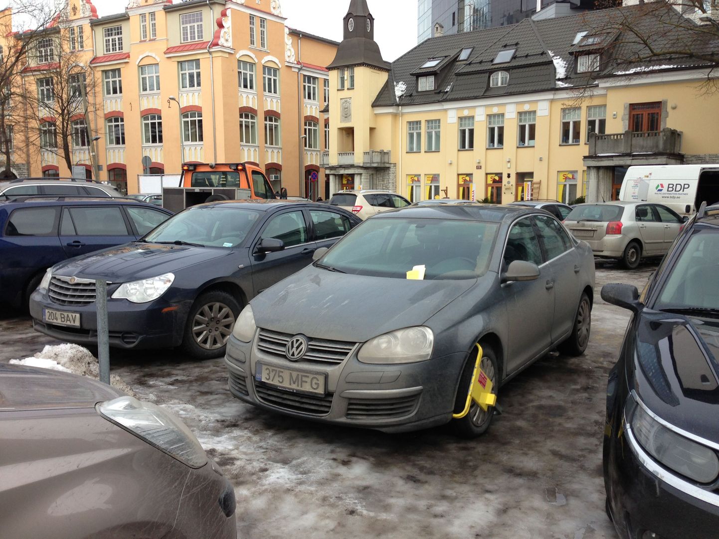 Täna viidi Europarki tasulisest parklast üks auto minema, teisele aga paigaldati rattatõkis.