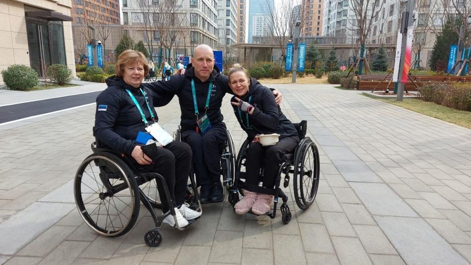 Eesti ratastoolikurlingu võistkonna liikmed Pekingi olümpiakülas puhkehetkel.