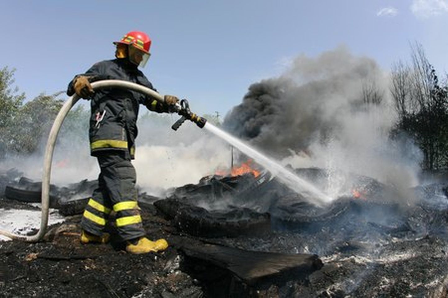 Rehvide põletamine on äärmiselt keskkonnaohtlik tegevus. Foto on illustratiivne.