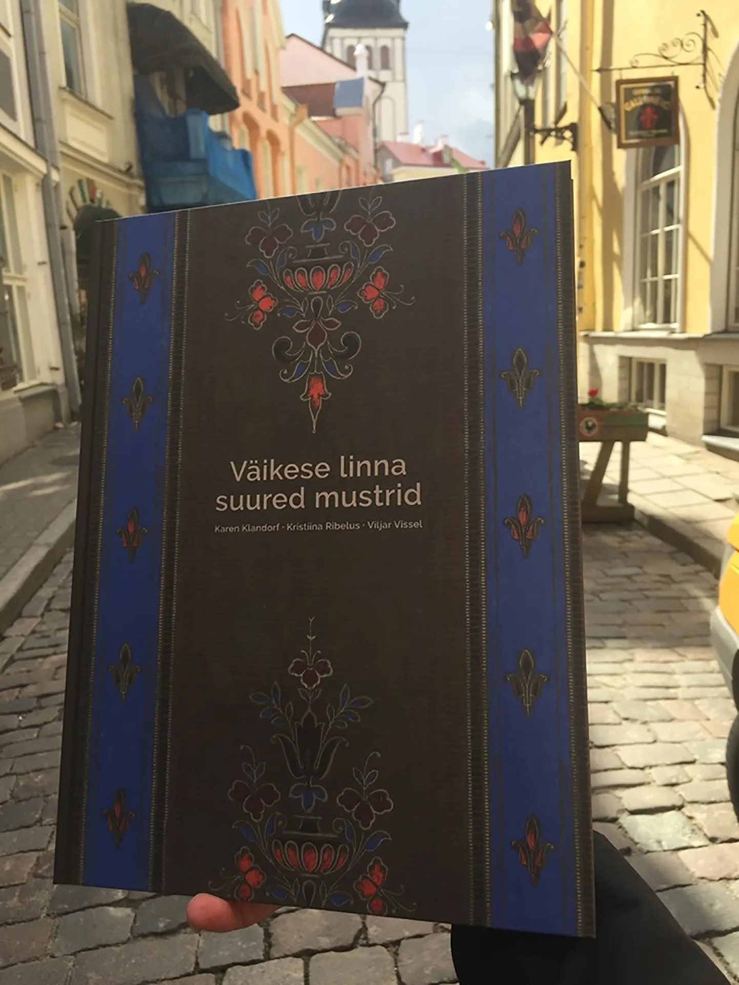 Sel nädalal tuli trükist Paide ajaloolistest tapeetidest ja tarbekunstist rääkiv raamat «Väikse linna suured mustrid».