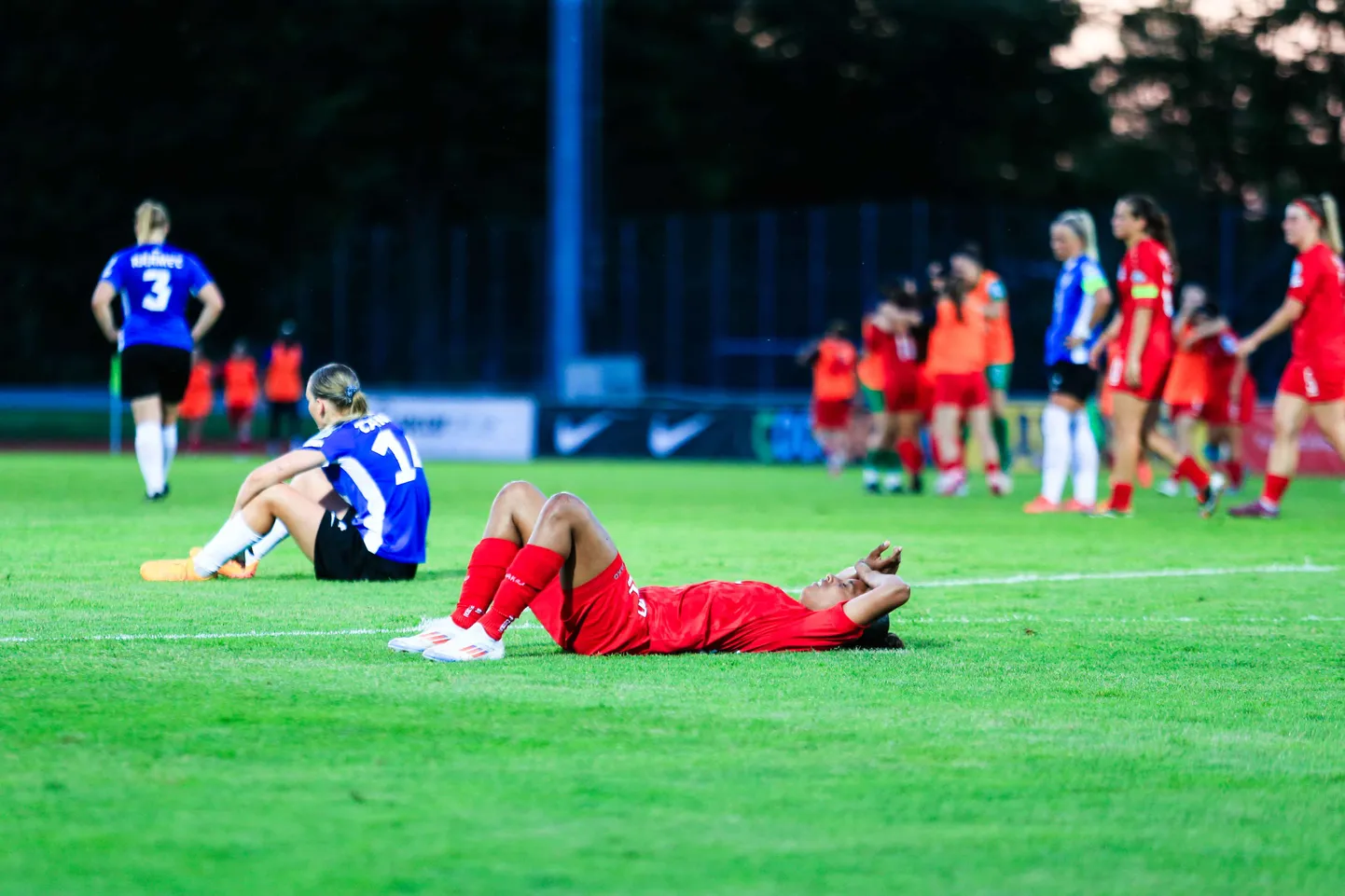 Pärast Tartus tehtud 1:1 viiki saavad Luksemburgi jalgpallinaised (punastes särkides) jätkata «rahvaste sõpruse» mängudel ehk EM-valiksarja play-off'is, eestlannad (sinistes särkides) aga mitte.