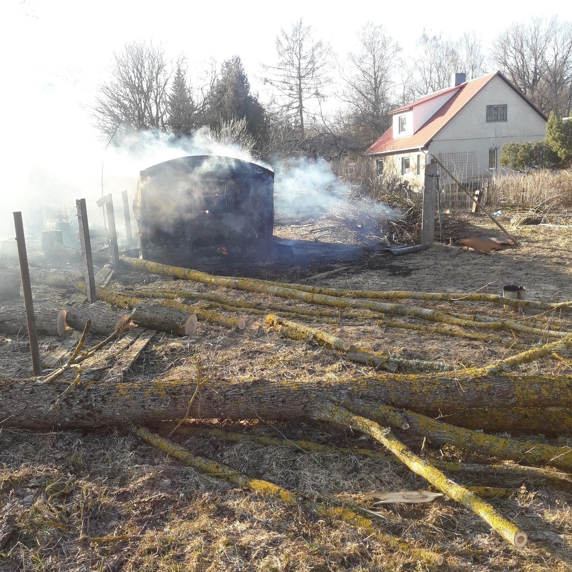 Põlengus hävinud ehitussoojak Pajustis.