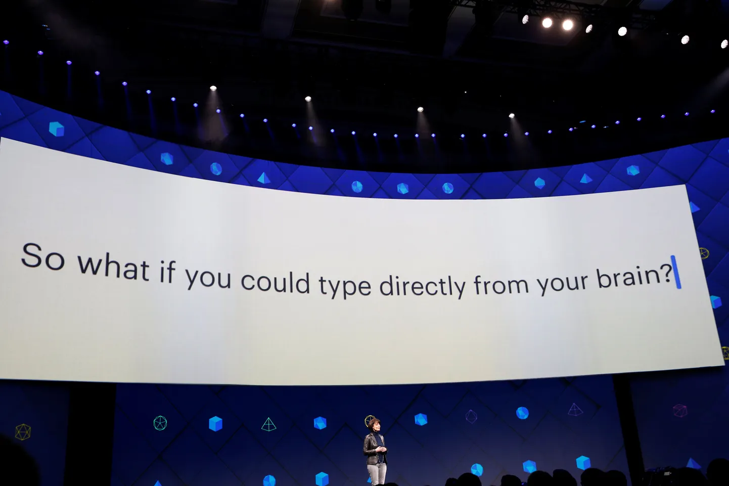 Regina Dugan tutvustamas Facebooki uut projekti.