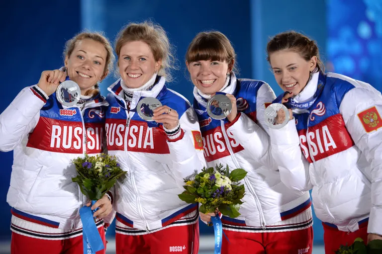 Sotši laskesuusatamise teatesõidu hõbemedali dopingu tõttu loovutama pidanud Venemaa naiskond: Olga Zaitseva, Jana Romanova, Jekaterina Šumilova ja Olga Viluhhina.