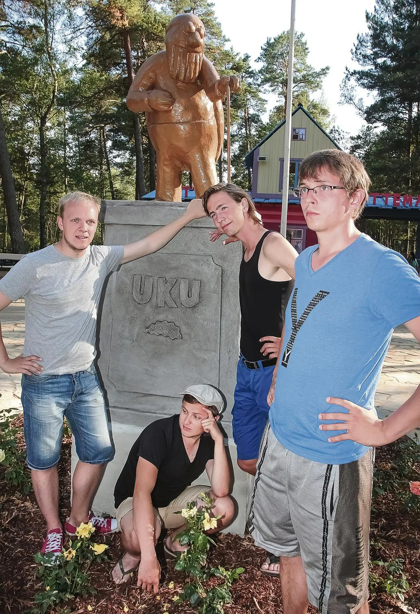 Vasakult: teatritudengid Karmo Nigula (Klaus), Christopher Rajaveer (Albert), Karl Laumets (Adalbert), Mehis Pihla (Oskar) ning pildilt väljas on tööpostil Lauli Otsar (Paula).