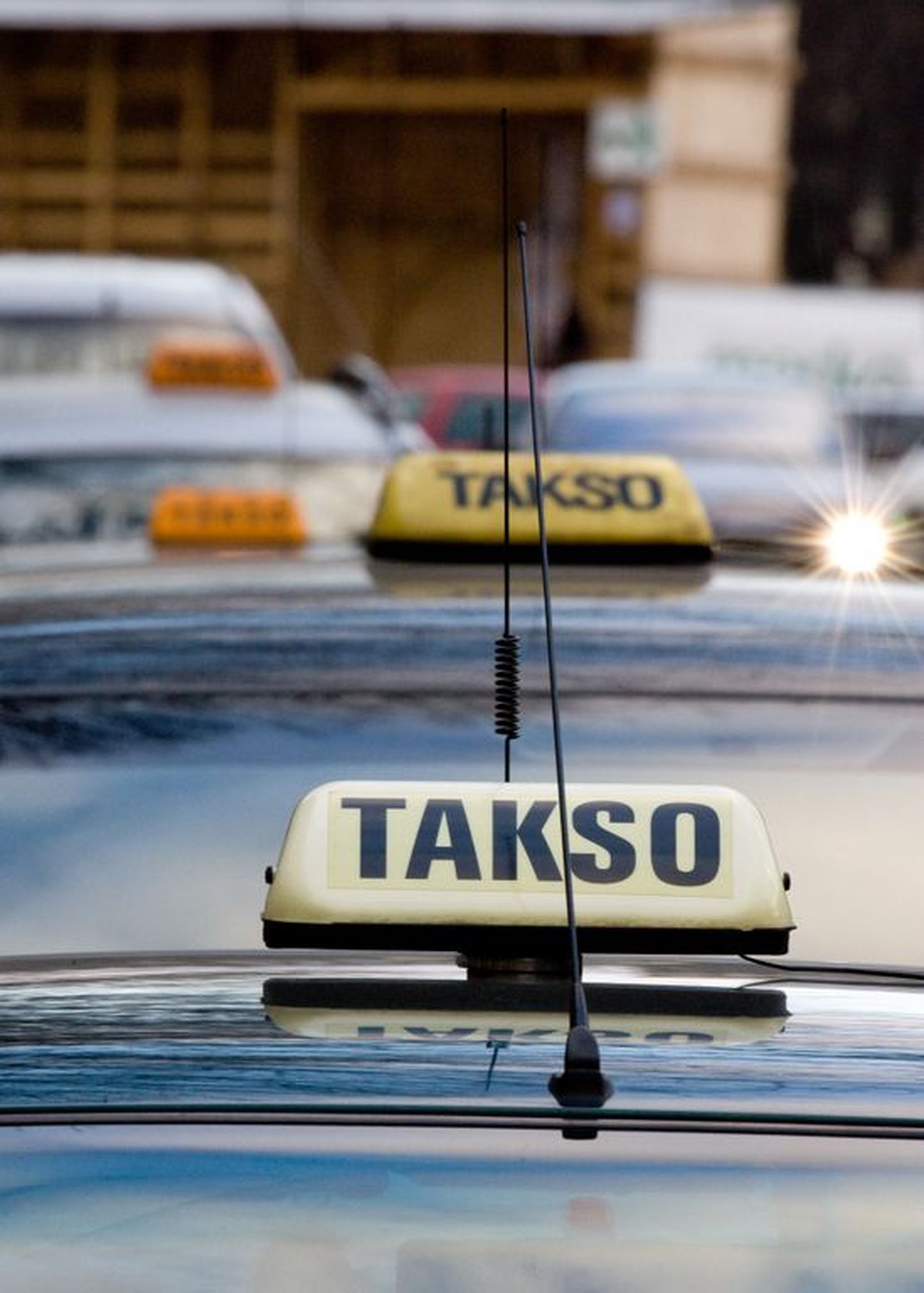 Taksopeatuses seisvad taksod
