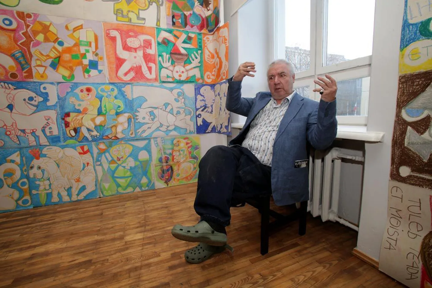 Andrus Kasemaa oma joonistuste keskel Tartu Kunstimajas: mul on küll värvimeel!