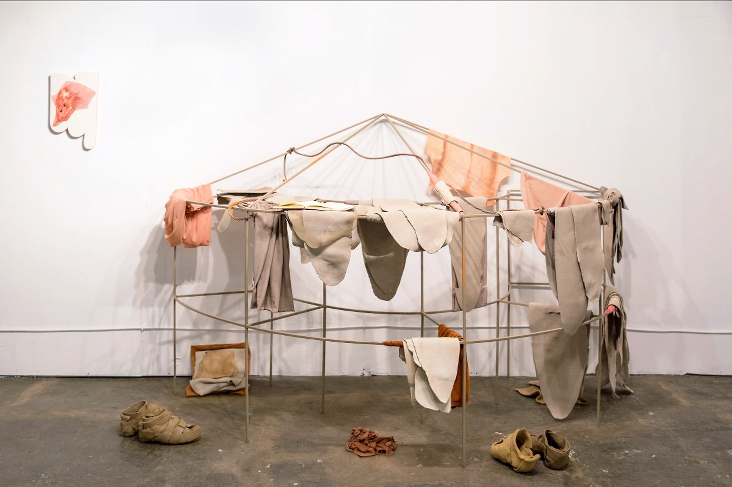 Laura Põld, «Ajan nahka» (2020, teras, spreivärv, tekstiil, pabersavi, pleksiklaas, köis, keraamika).