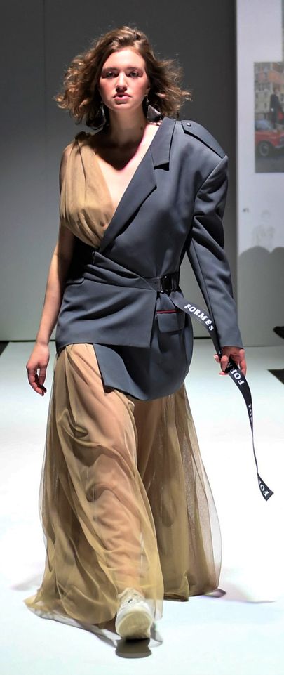 В коллекцию бренда "Formés" входило платье, для создания которого использовали пиджак следователя милиции, принадлежавший отцу мужа Марии.