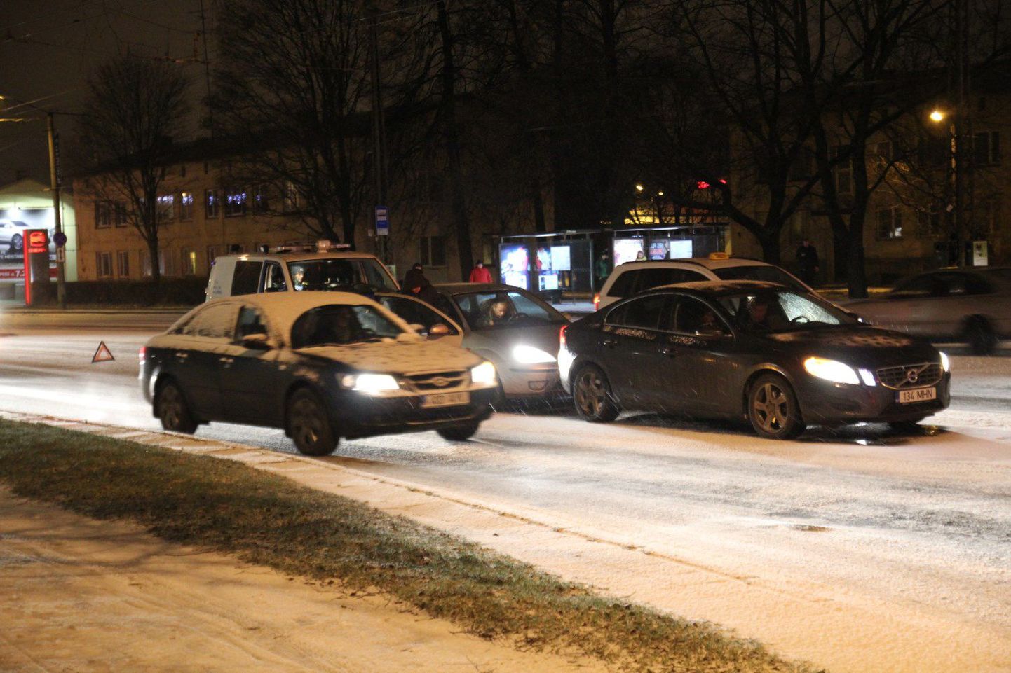 Laupäeva õhtu maha sadanud lumi tekitas paljudes liiklejates segadust.
