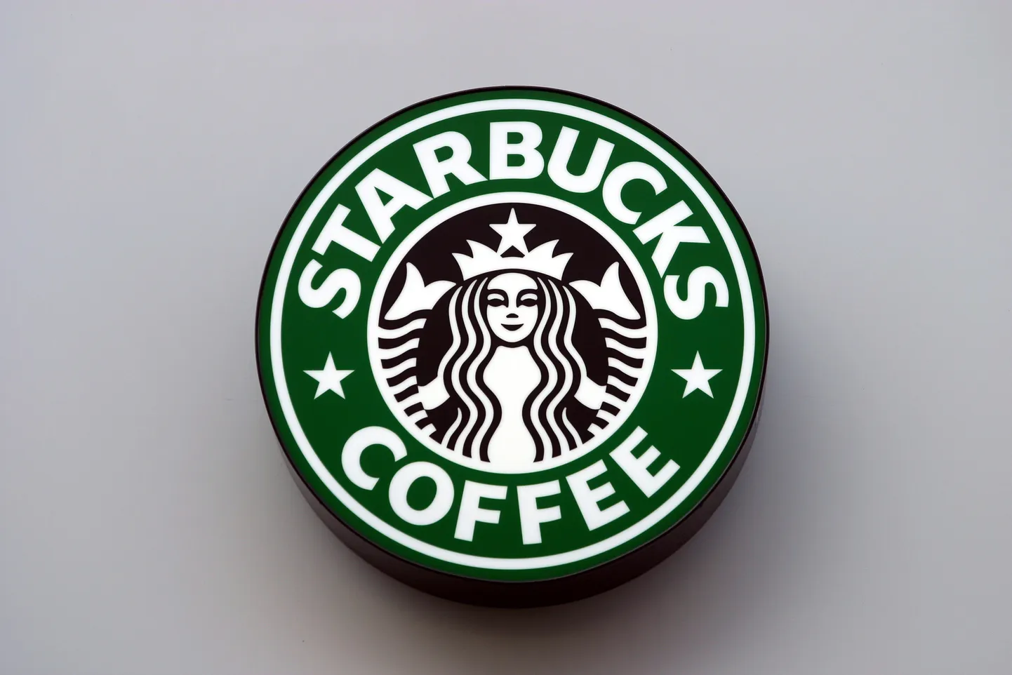 Starbucksi logo Frankfurdis asuvas kohvikus.