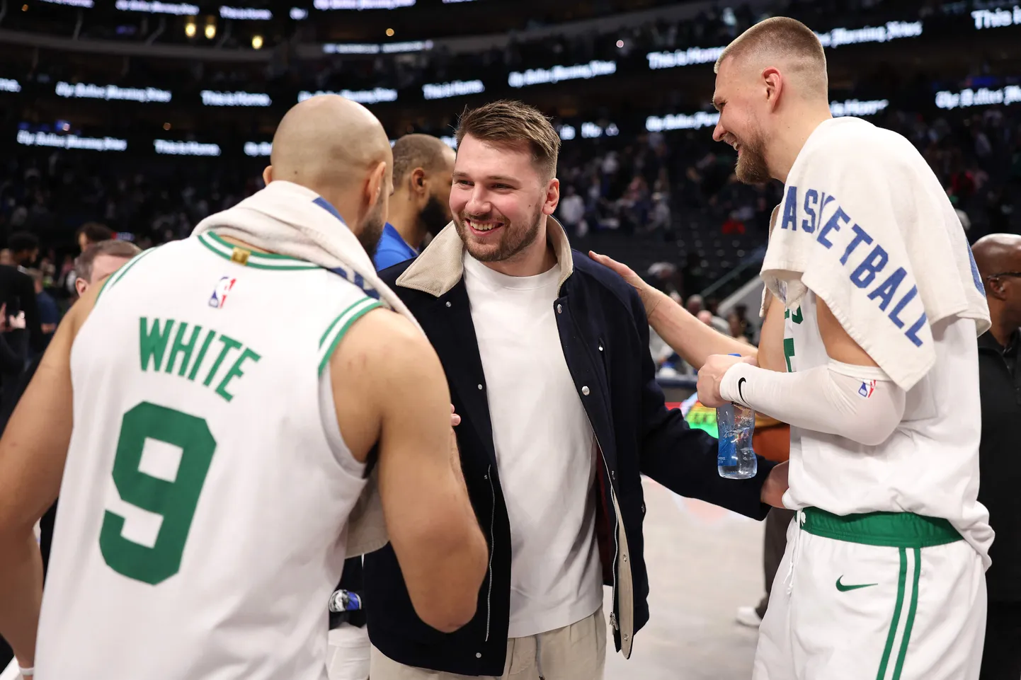 NBA zvaigzne Luka Dončičs (centrā)