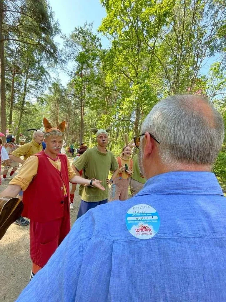 Lottemaa asukad tutvustasid ootamatult külla tulnud president Alar Karisele oma valdusi.