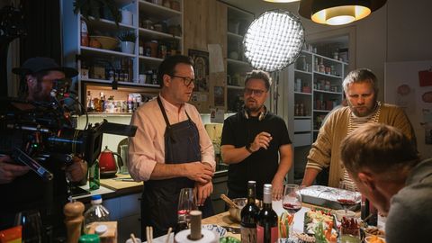 PIILU KAADRI TAHA ⟩ Eesti näitlejate koorekiht: Vilniuses filmiti Baltimaade esimene koostöökomöödia «Täiuslikud võõrad»