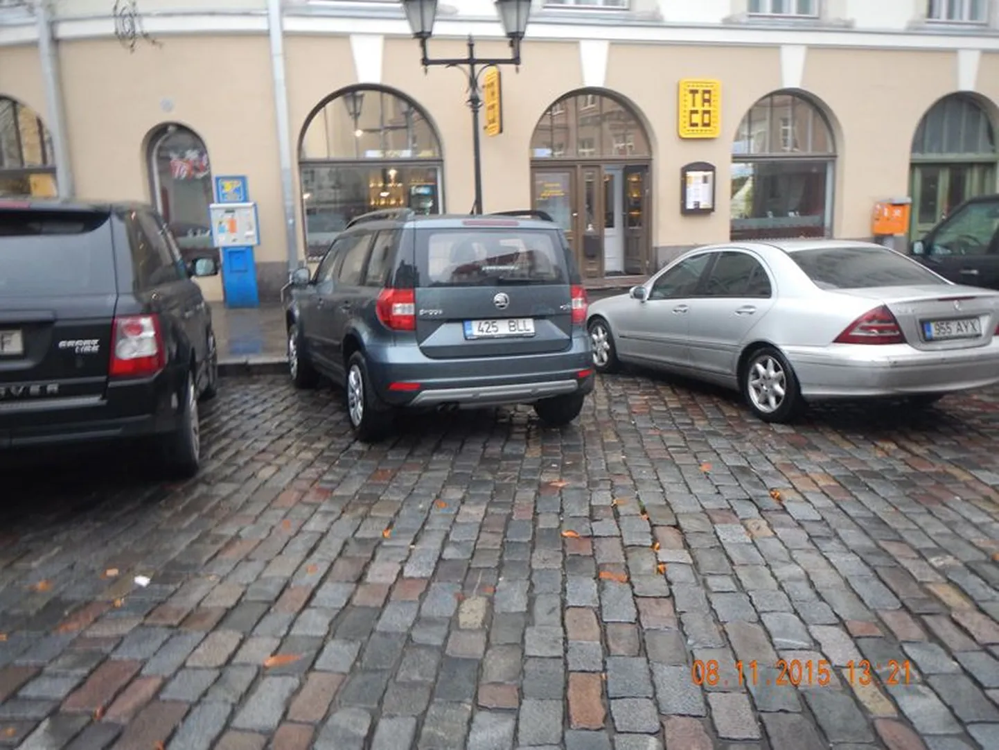 Водители обычно паркуются в этом месте именно таким образом.