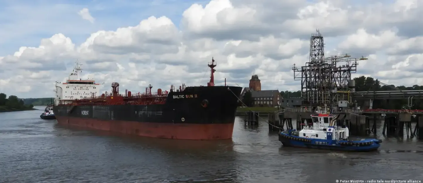 Нефтетанкер в порту Гамбурга
