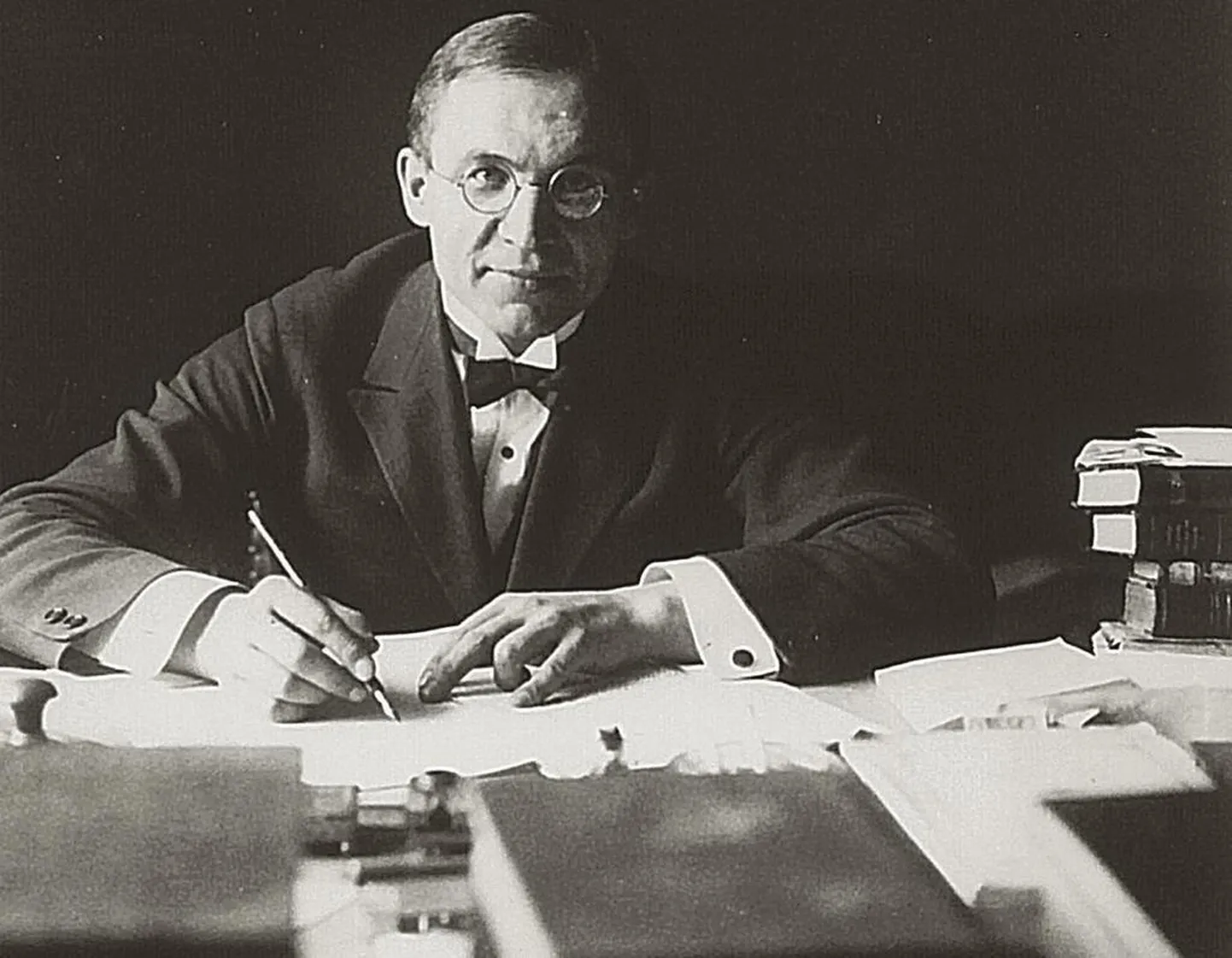 Professor Jüri Uluots oma kabinetis. 1930ndate algus.