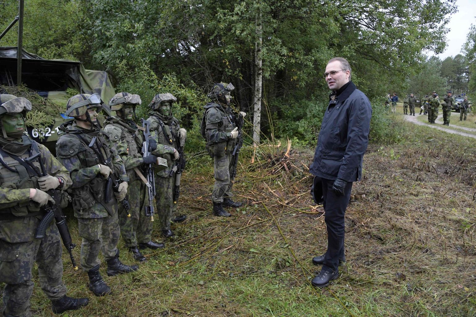 Soome kaitseminister Jussi Niinistö kohtumas sõduritega.