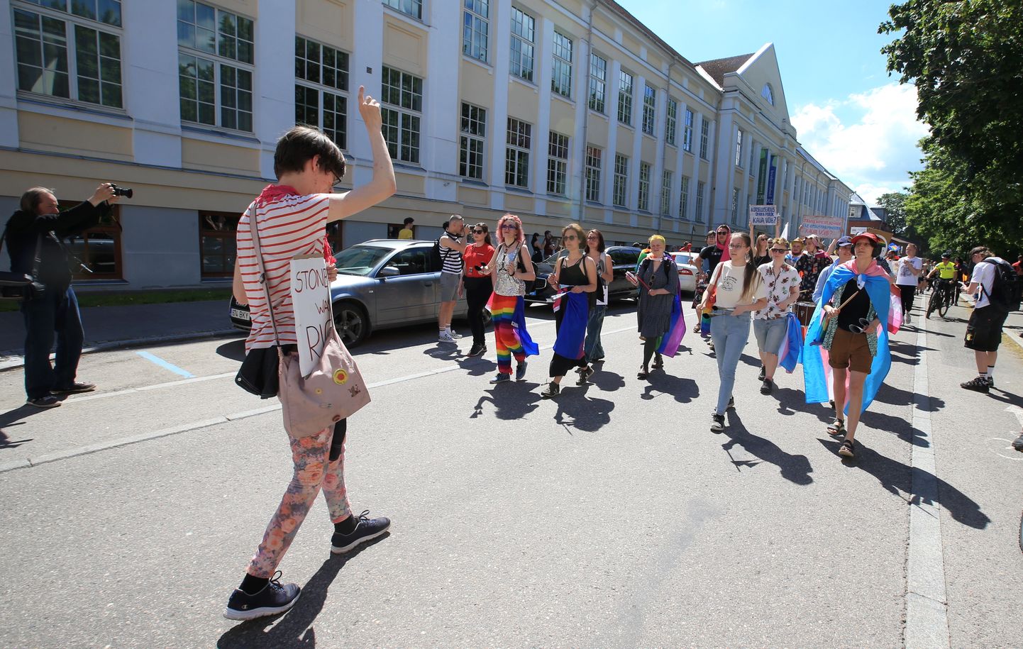 Tartu Pride'i rongkäik sai alguse Vanemuise pargist. Rongkäiku saatis turvameeskond ning sündmust jälgis ka abipolitseinike jalgrattapatrull(paremal taga.