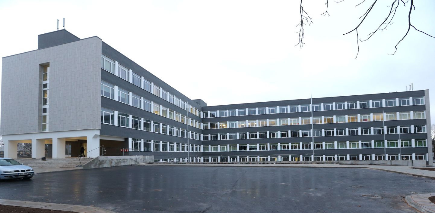 Tartu ülikooli endine füüsikahoone on saanud värske ilme.