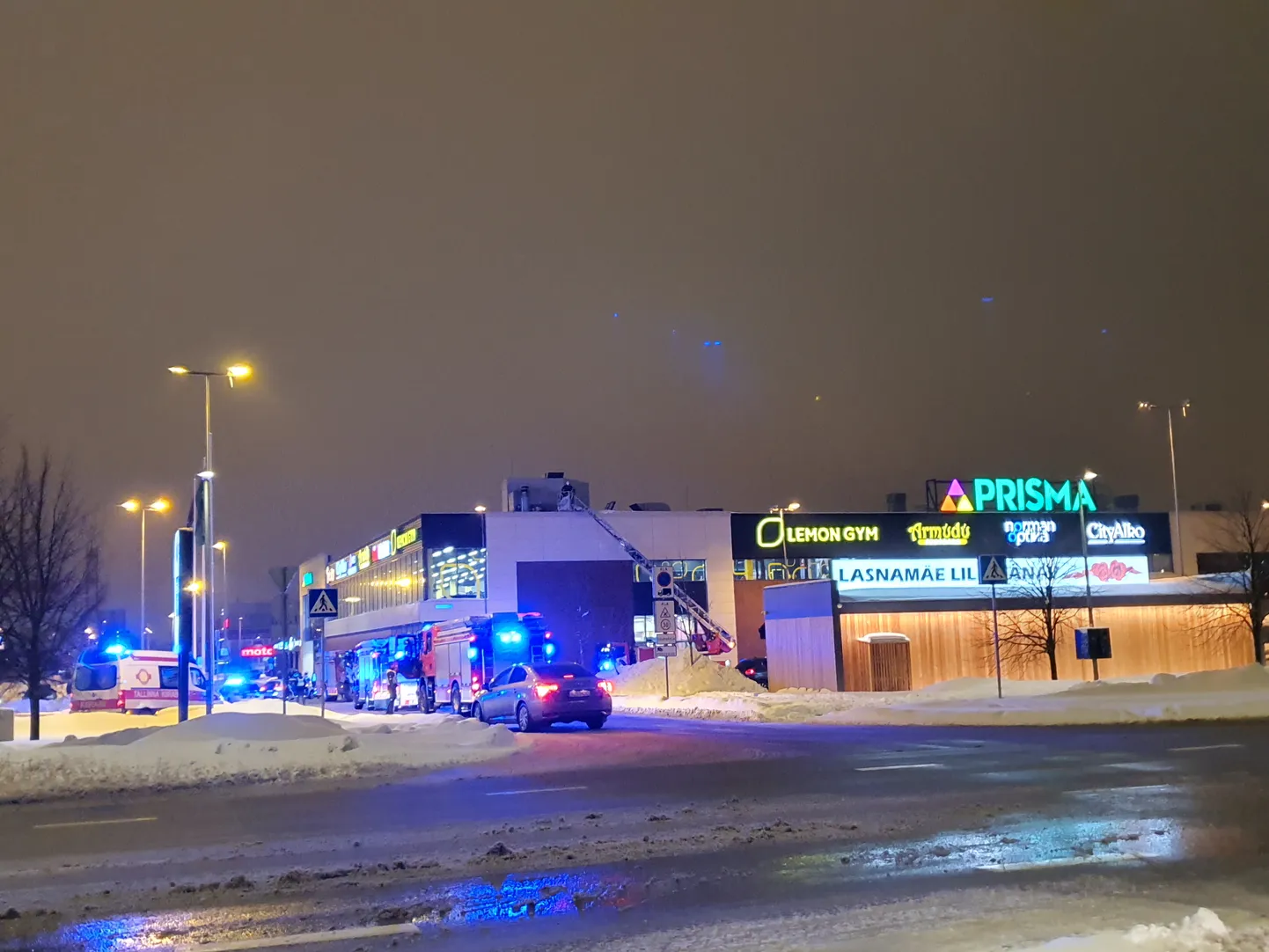 Tulekahju Lasnamäel Mustakivi tee Prisma kaubanduskeskuses.