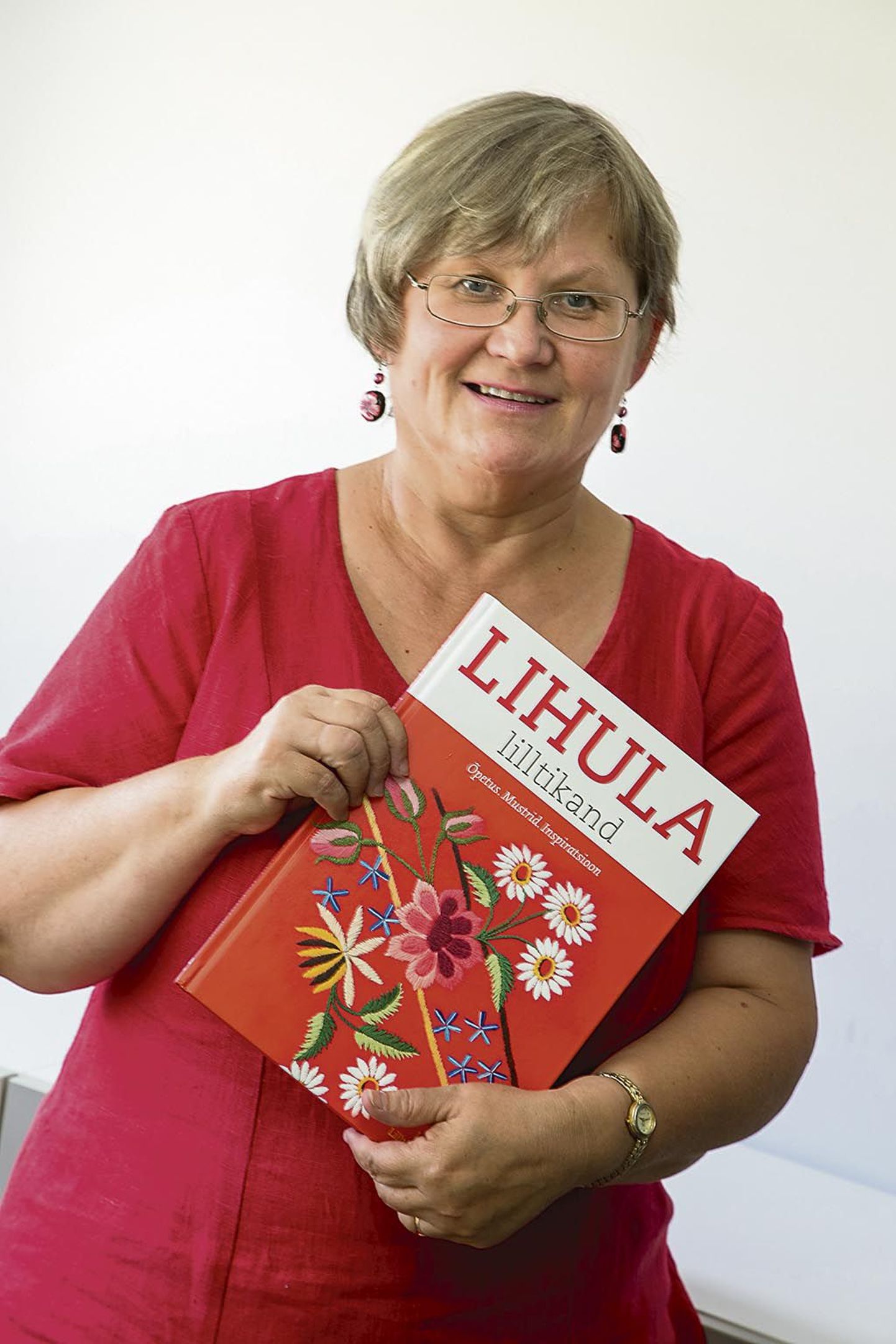 Urve Selberg kannab meelsasti punast värvi rõivaid, sest punane on ka Lihula tikandist kõneleva raamatu kaas ja paljude seinavaipade taustakangas.