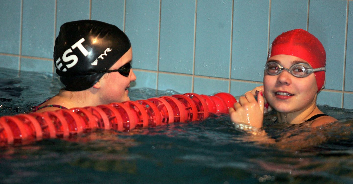 Viru Swim klubi ujujad  Mari Miilpalu (vasakul) ja Anette Hallik.