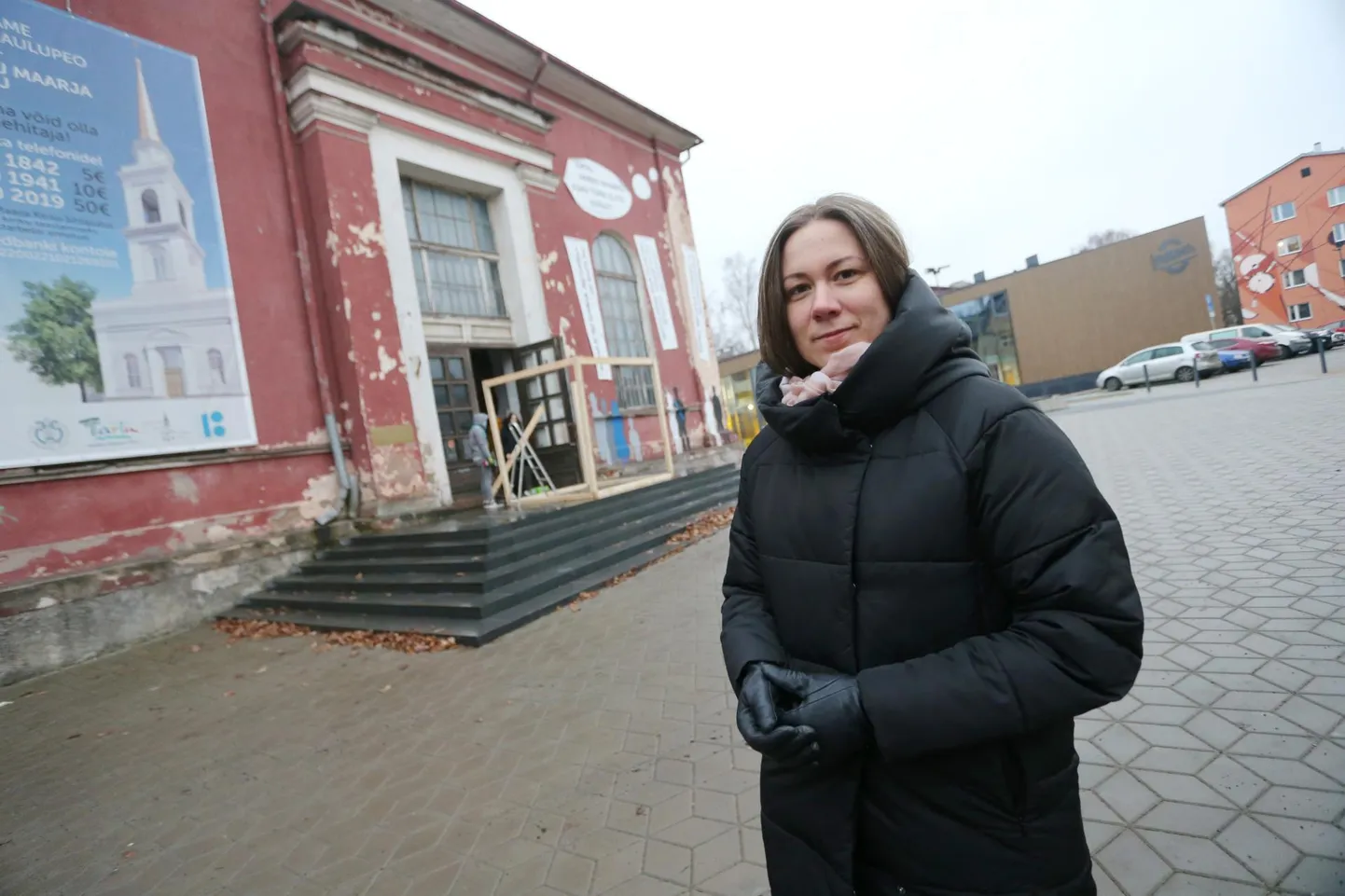 Maarja kirikut taastava sihtasutuse juht Silvia Leiaru ja koguduse liikmed, kes eile seadsid kiriku trepile jõulu­sõime, on tänulikud iga annetuse eest, mis aitab kirikut uuesti üles ehitada.
