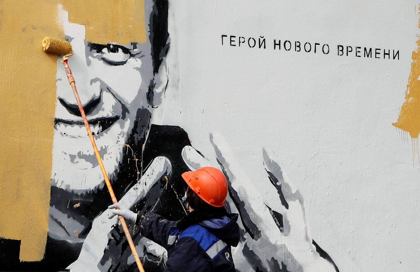 Töötaja kustutab Peterburis seinamaalingut, mis kujutab Aleksei Navalnõid uue ajastu kangelasena.