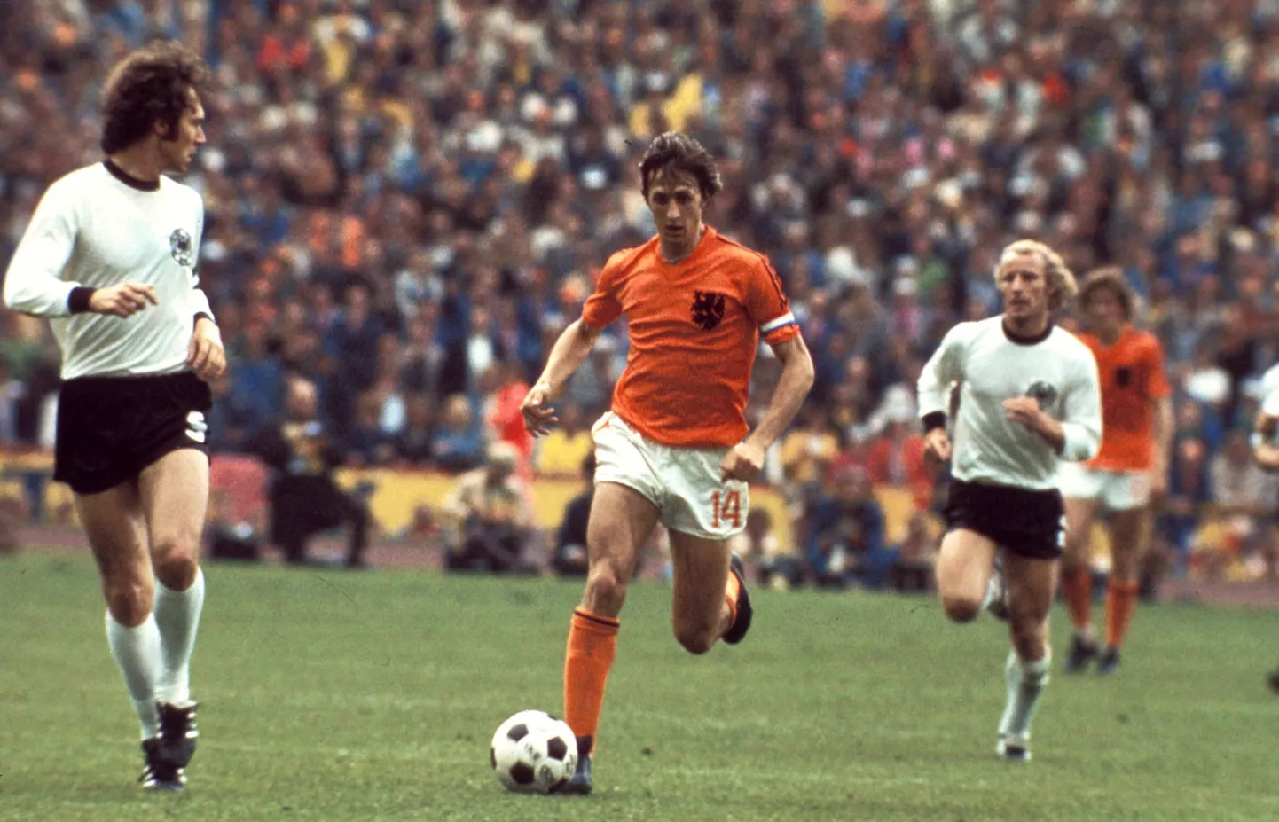 Johann Cruyff (keskel).