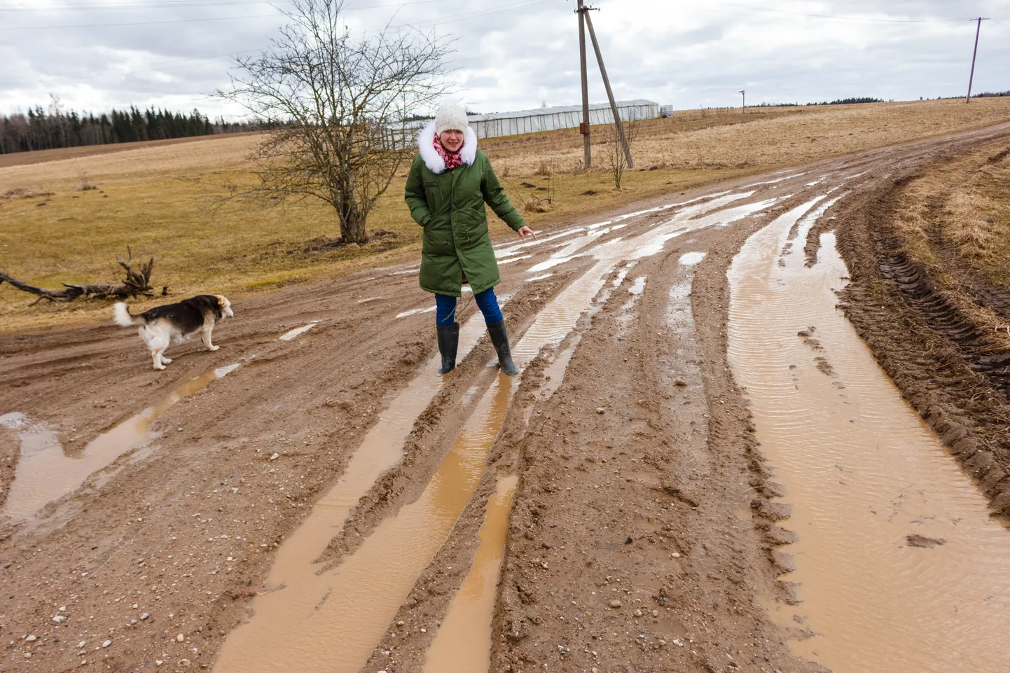 Muhkva küla elanik Kairi Säinas seisab oma maja ees teel, mida tema abikaasa Madis läbib autoga päevas neli korda, et minna tööle lähedalasuvasse farmi.