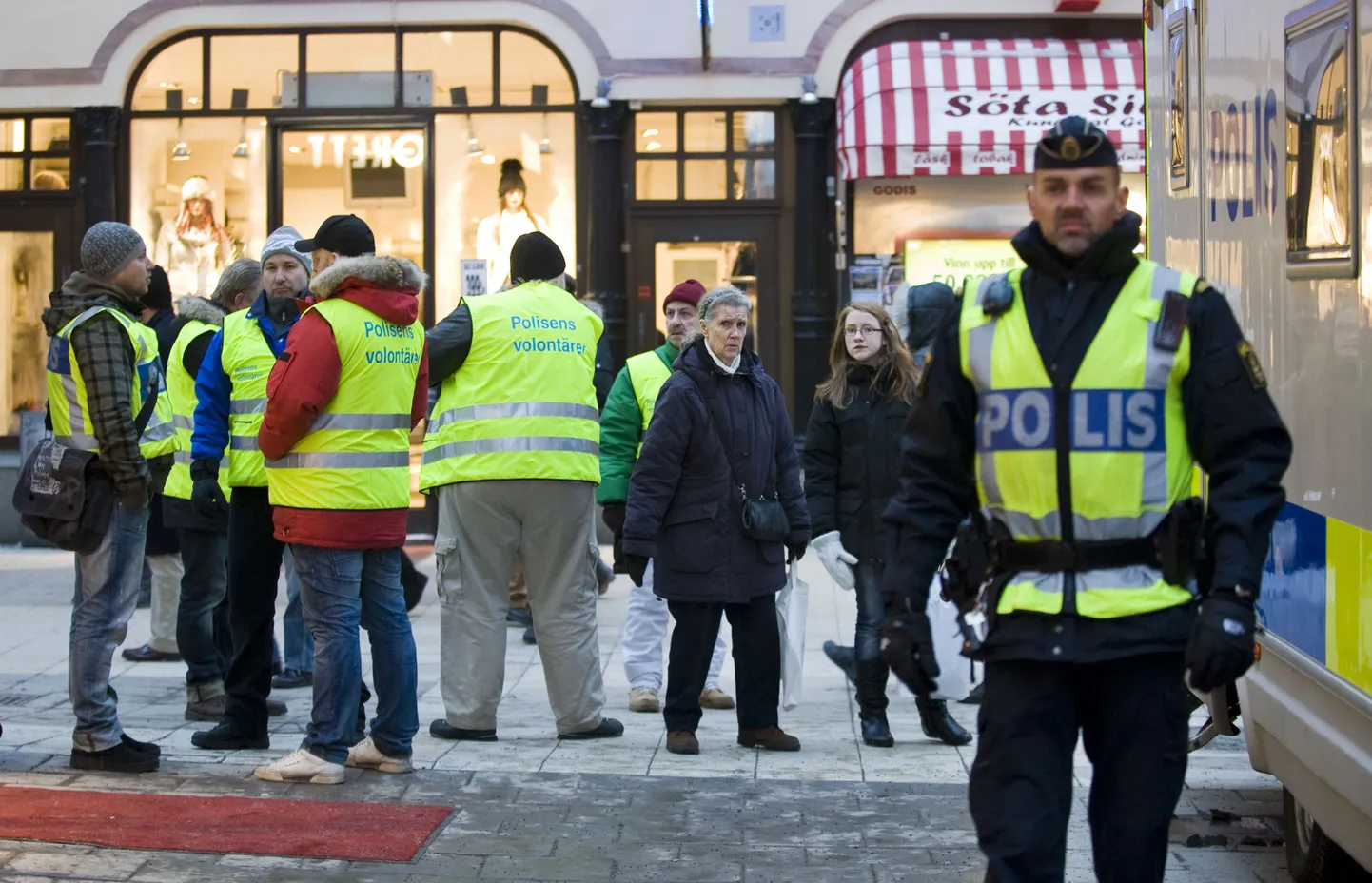 Шведская полиция на месте совершения теракта в Стокгольме.