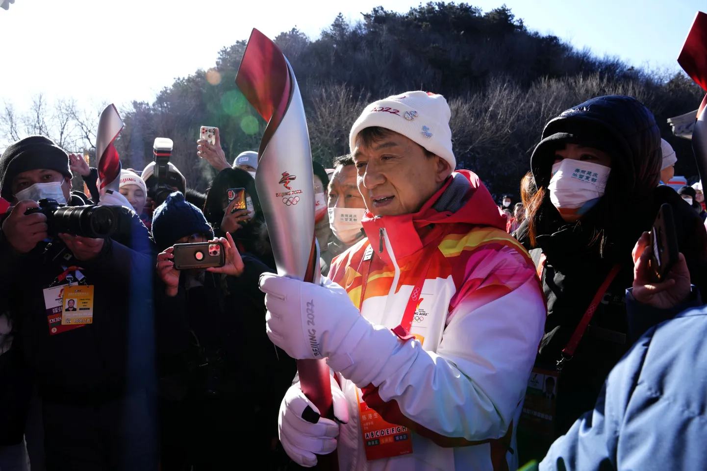 Джеки Чан несет факел с олимпийским огнем. Пекин 2022.