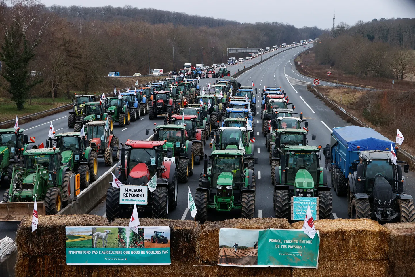 Prantsuse põllumehed blokeerimas maanteed Pariisi lähedal Longvilliers's.