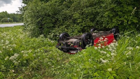 Auto sõitis teelt välja ja rullus põllul üle katuse