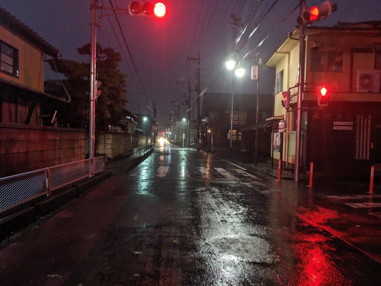 Kawagoe tänavad on mattunud taifuuni saabumise eel pimedusse. Foto on tehtud natukene enne kella viite päeval.