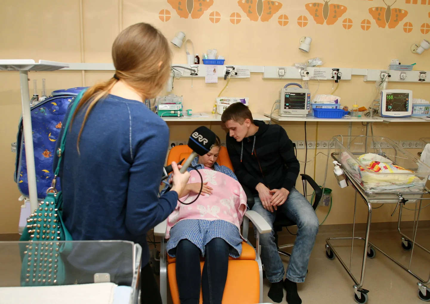 Eesti rahvusringhäälingu uudistereporteri Marii Kanguri diktofonile jäänud beebide südamelöökidest, mida intensiivravipalati meditsiinitehnika kuuldavaks tegi, saab inspiratsioonivõimalus  uue sümfoonia loojale. Kängurutoolis ema rinnal ja isa läheduses magav väike Helin sai samal päeval kuuvanuseks.