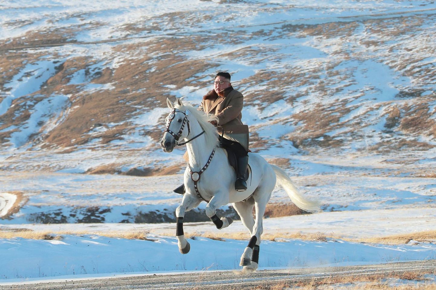 Põhja.Korea liider Kim Jong-un valgel hobusel.
