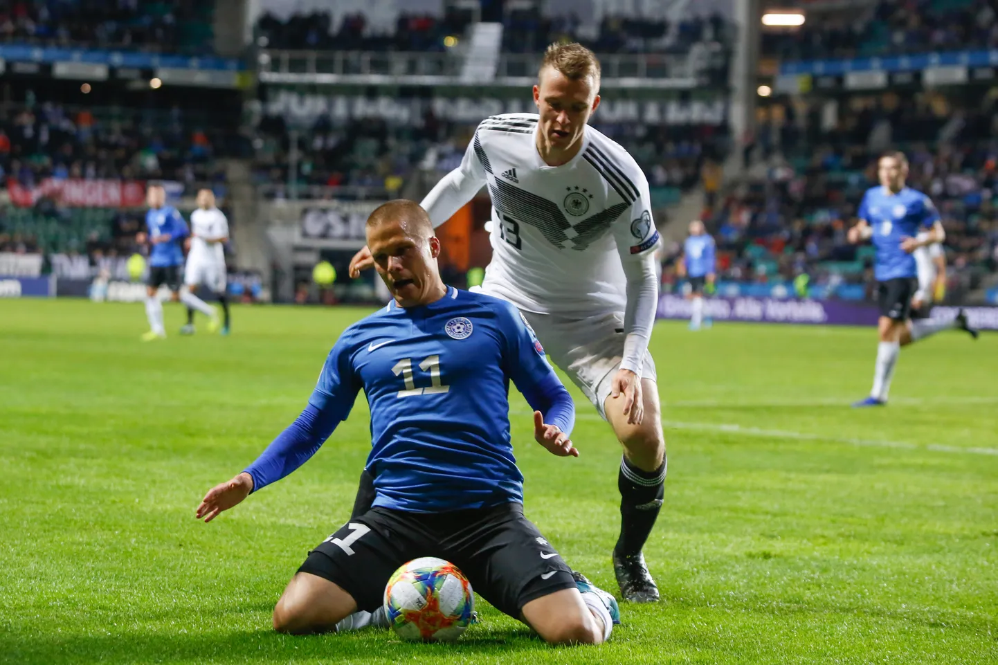Henrik Ojamaa võitlemas Saksamaa koondislase Lukas Klostermanniga palli pärast.