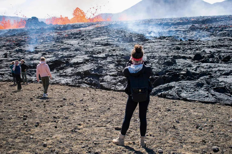 Islandi Fagradalsfjalli vulkaan hakkas purskama, pakkudes võimsat vaatemängu