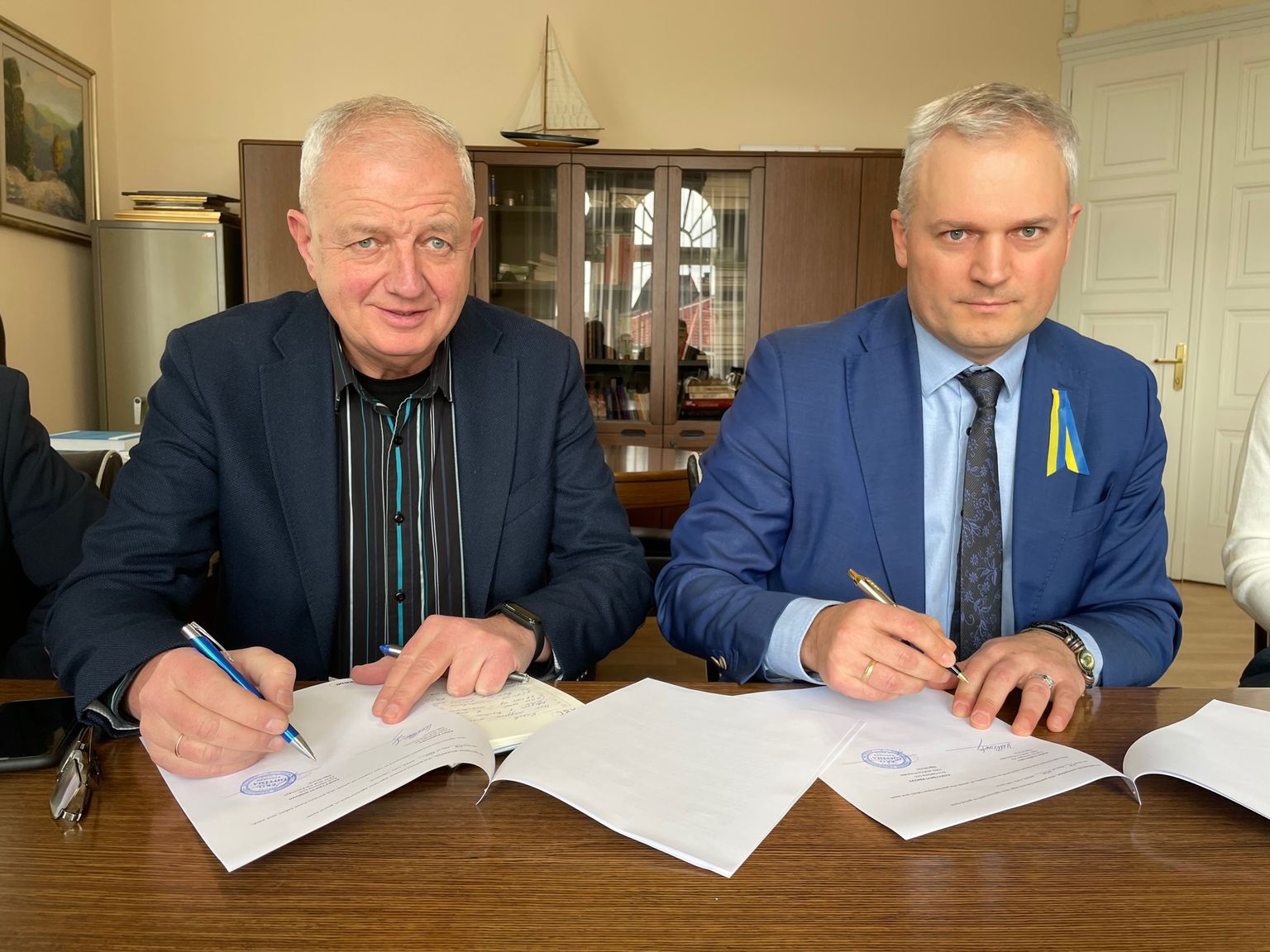 Kalev Kallemets, Fermi Energia juhatuse esimees ja Teras Fedak, Eco-Optima arendusdirektor allkirjastamas vastastikuse mõistmise memorandumi.