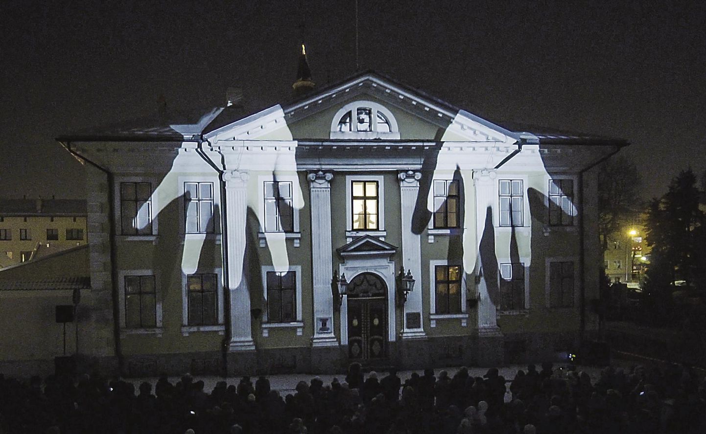 Sügisesel festivalil tuleb taasesitusele ka läinud aasta detsembris Pärnu raekoja fassaadil esimest korda nähtud valgusetendus “Pimeduse valgel”.
