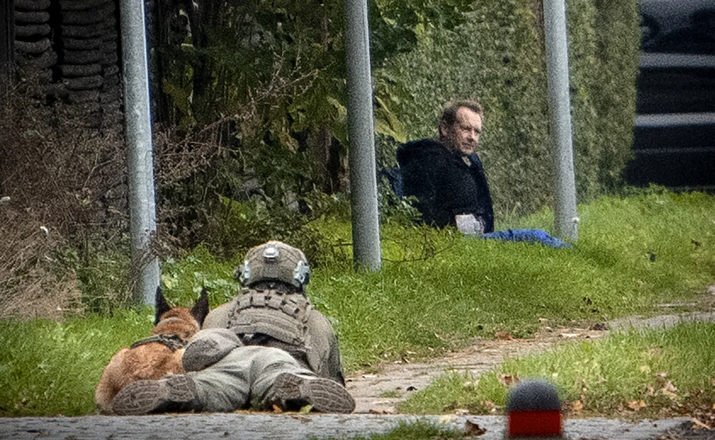 Vanglast põgenenud Peter Madsen põõsas ja politseisnaiper koeraga.