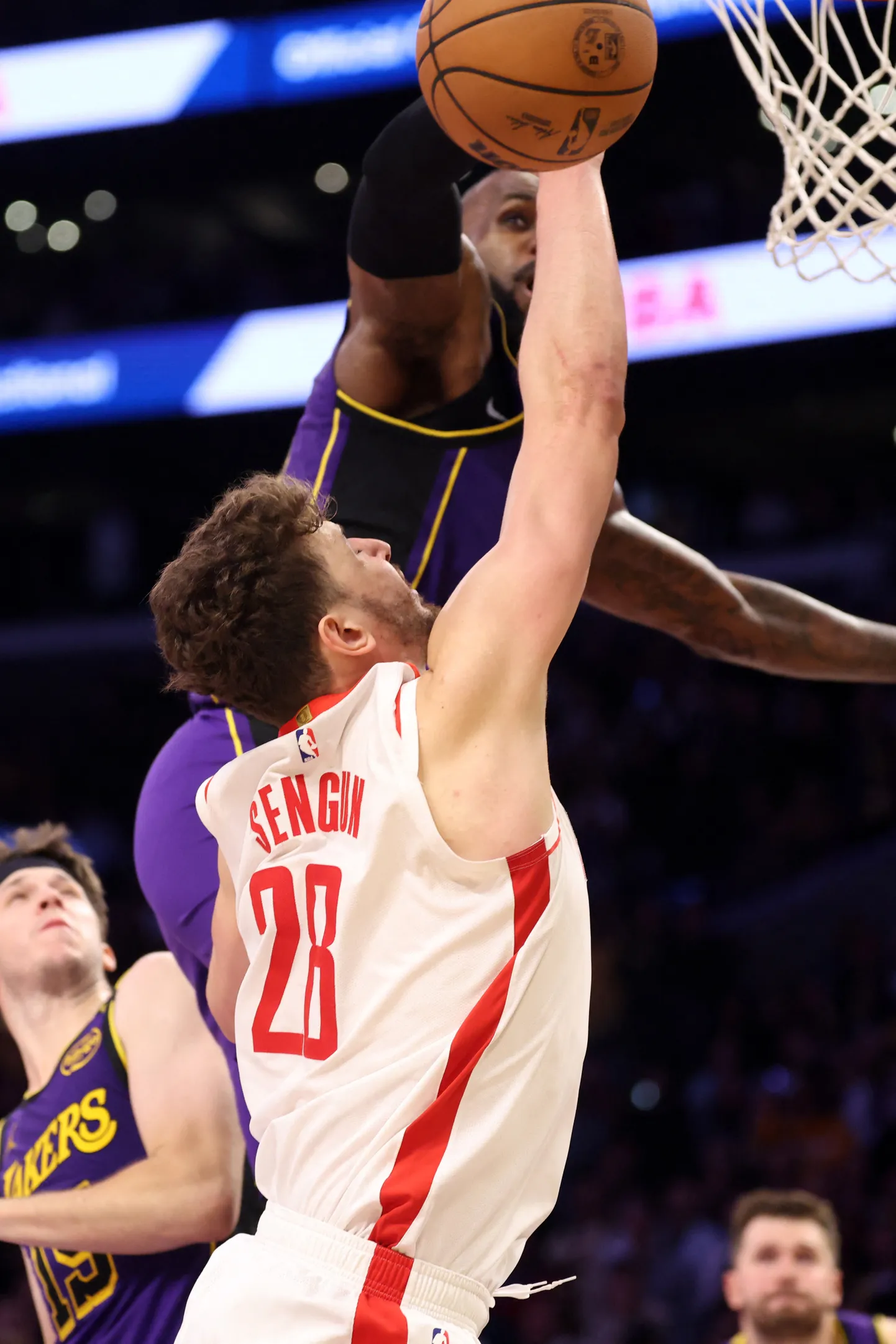 Lebrons Džeimss bloķē "Rockets" spēlētāja metienu.